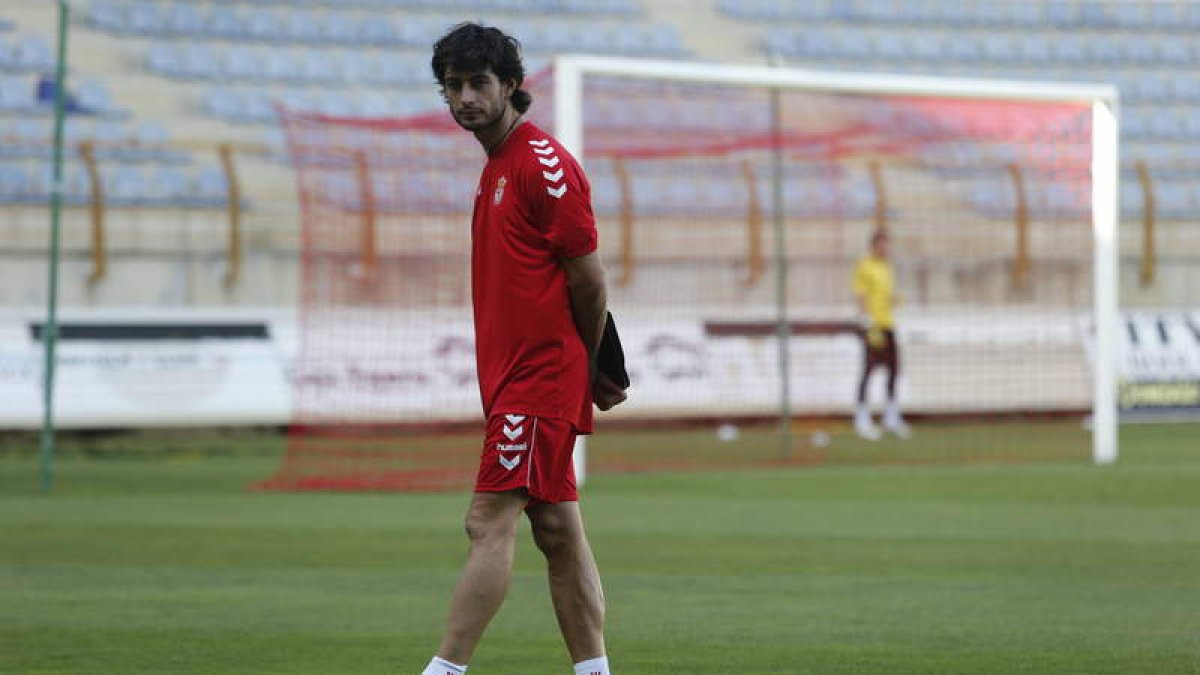 Juan Ferrando dirigió ayer su primer entrenamiento en el Reino de León.