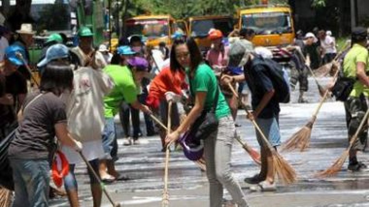 Decenas de jóvenes voluntarios participan en la limpieza del centro de Bangkok.
