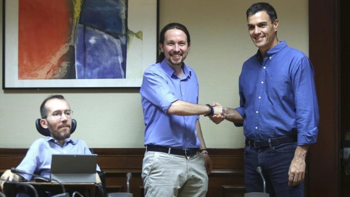 Pablo Iglesias y Pedro Sánchez se saludan al inicio de la reunión de Podemos y el PSOE, este lunes en el Congreso.