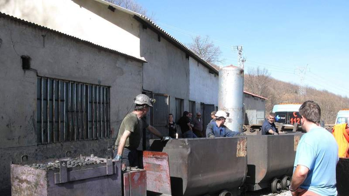 Instalaciones del pozo San Isidro y María, cerrado desde ayer.