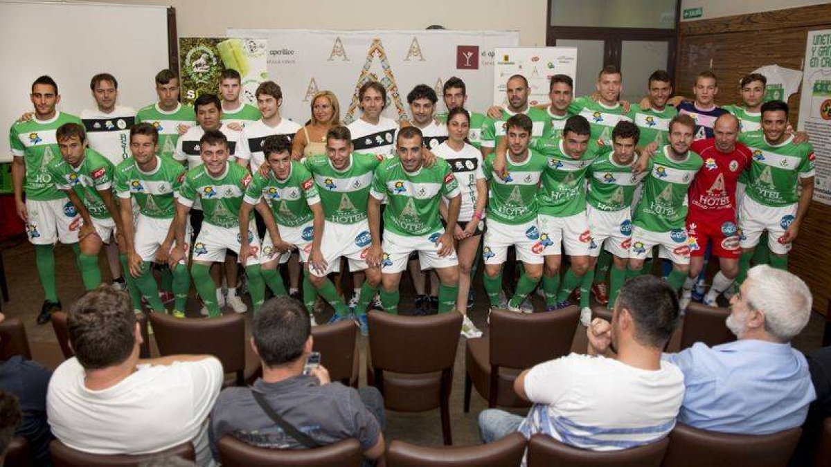 La plantilla del Atlético Astorga, durante el acto de presentación.