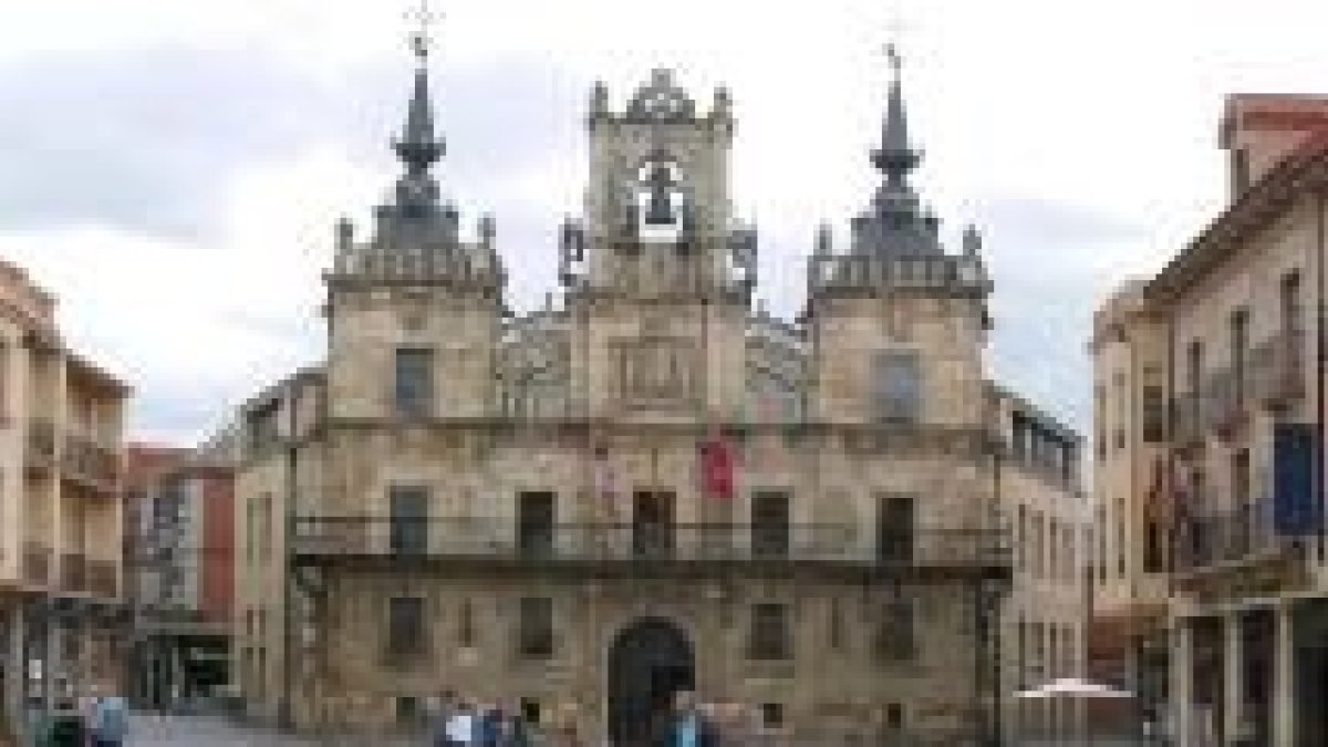 La limpieza y restauración de la fachada consistorial es una antigua aspiración de la ciudad