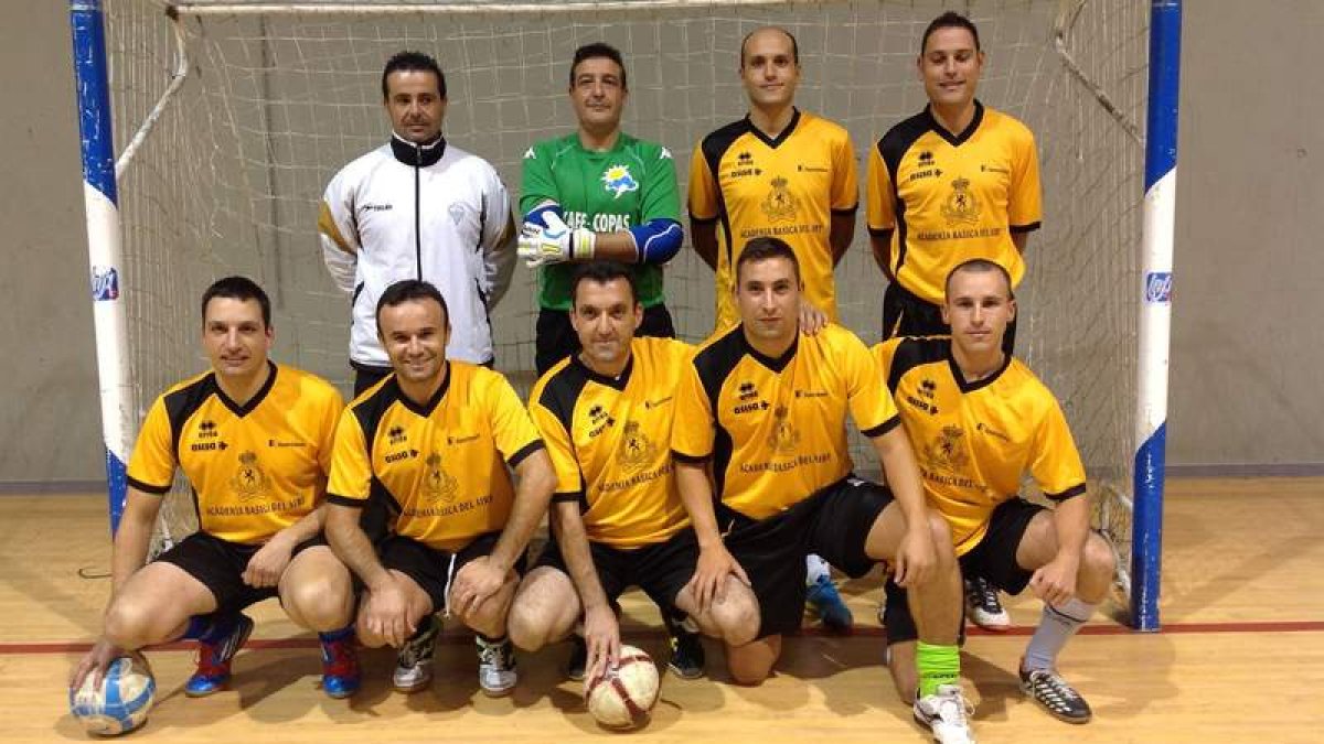Formación del equipo del Academia Básica del Aire que disputa la Liga Antibióticos.