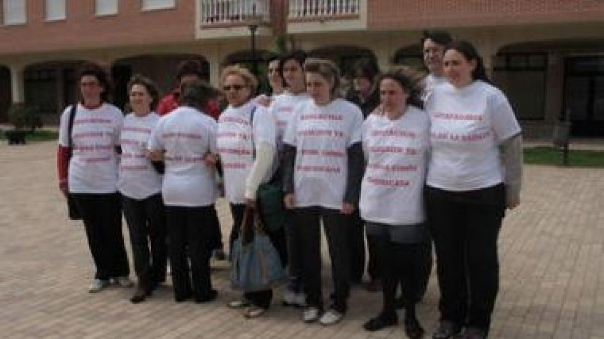 Una docena de afectados mostró su camiseta reivindicativa ante el centro.