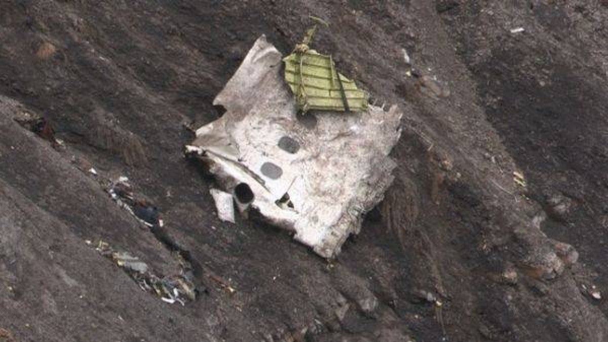 Un pedazo del A320 correspondiente a las ventanillas del avión que se ha estrellado en los Alpes.