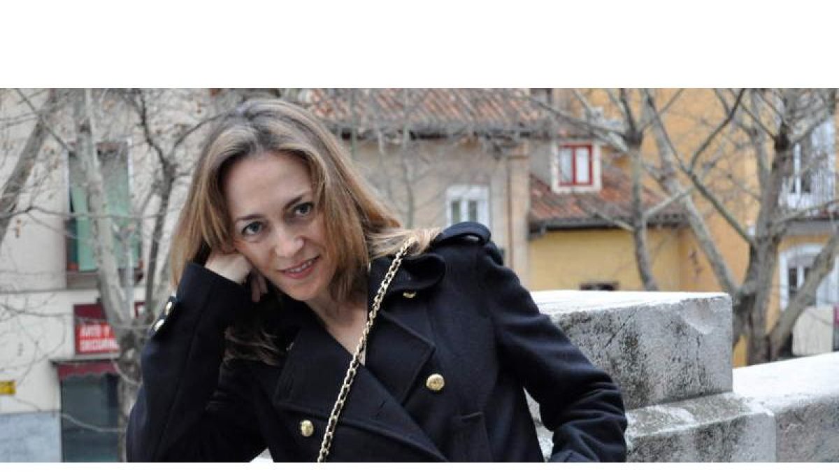 La escritora bañezana y redactora jefe de la revista ‘Vanity Fair’, Marta del Riego Anta, que publica ‘Sendero de frío y amor’.