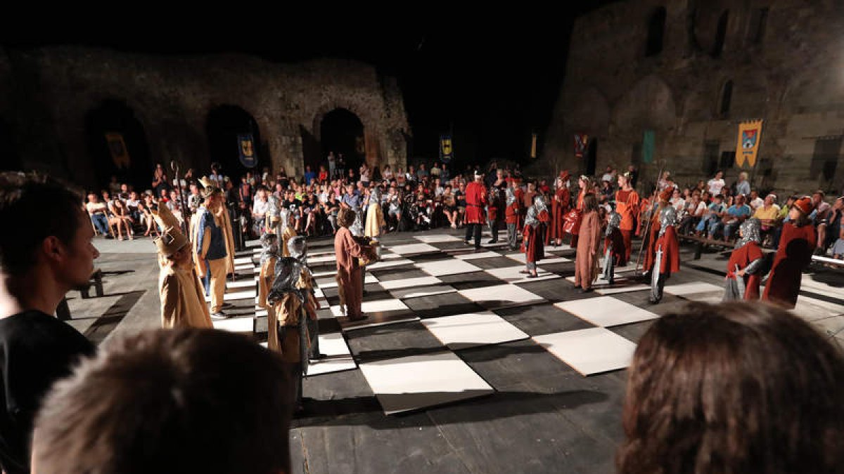 Representación del ajedrez viviente ayer en el claustro del monasterio de Carracedo. ANA F. BARREDO