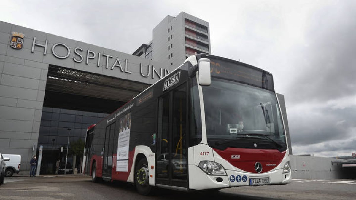 Coronavirus, reportaje sobre el transporte urbano de León, autobuses y taxis en el Hospital de León.