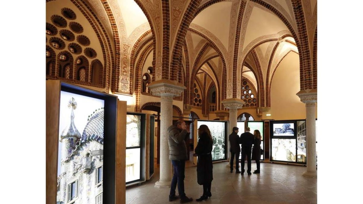 Visitantes en la exposición ‘Gaudí y la Sagrada Familia’. RAMIRO