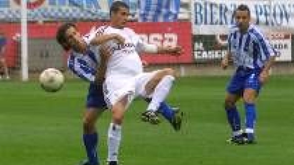 Toñín trata de hacerse con el balón ante la oposición de Toni