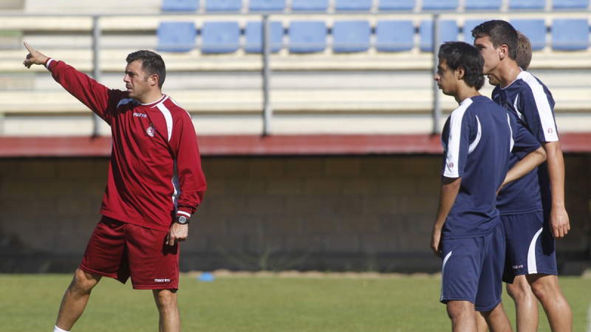 Luis Cembranos da indicaciones en uno de los entrenamientos de la Cultural.