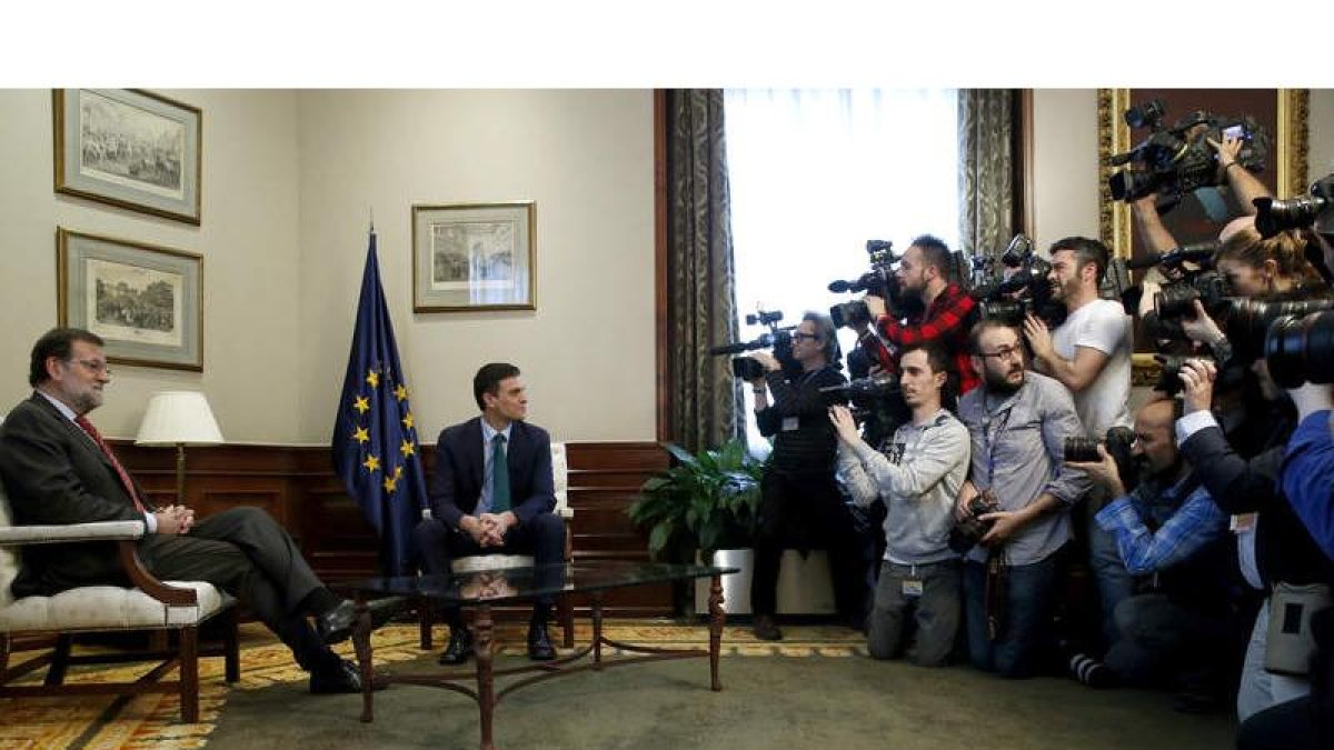 Rajoy y Sánchez momentos antes de su reunión y la imagen que levantó la polémica sobre el supuesto desprecio del presidente a saludar al secretario general. zipi