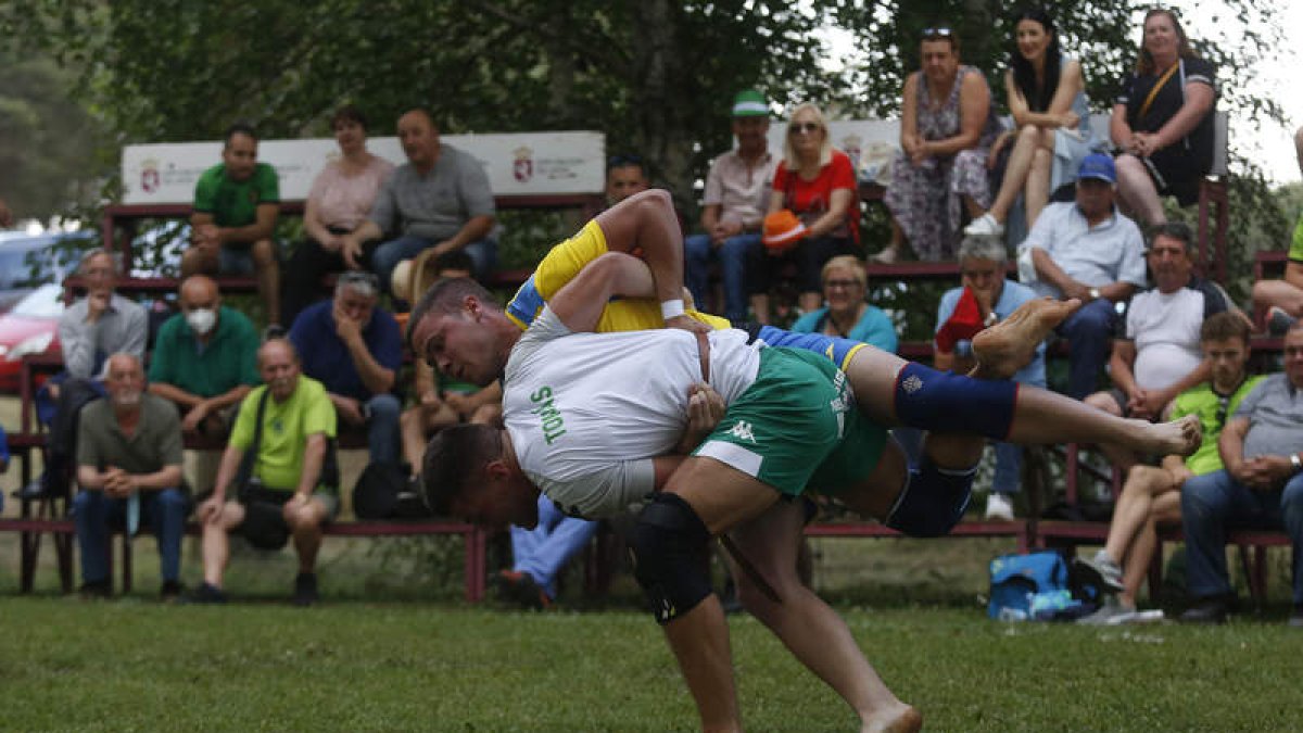Rubén Fierro y Tomás González, durante su combate de ayer en Camposagrado. FERNANDO OTERO