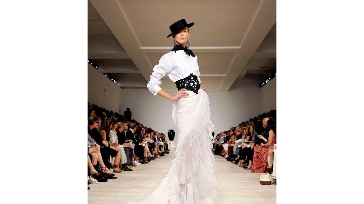 Una creación con volantes de la colección de primavera 2013 del diseñador Ralph Lauren.