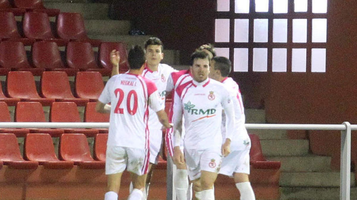 Los jugadores de la Cultural felicitan al delantero Ortiz tras convertir en gol el penalti señalado por el colegiado burgalés.
