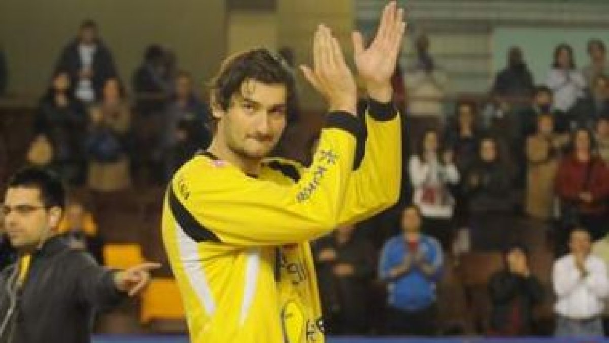 Emocionado, el meta internacional croata Mirko Alilovic se despide de la afición leonesa en el centr