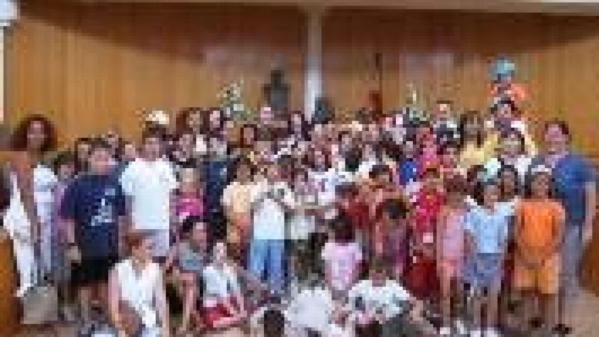 Los niños cubanos junto a los del campamento urbano de San Andrés