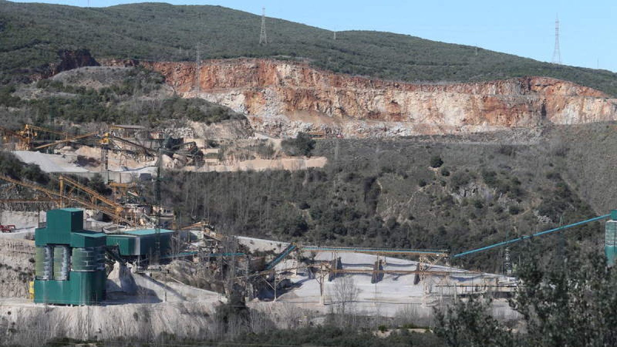 Según la sentencia ratificada por el TS, la extracción ilegal de áridos de la cantera de Catisa afectó al espacio natural de Médulas. L. D. M.
