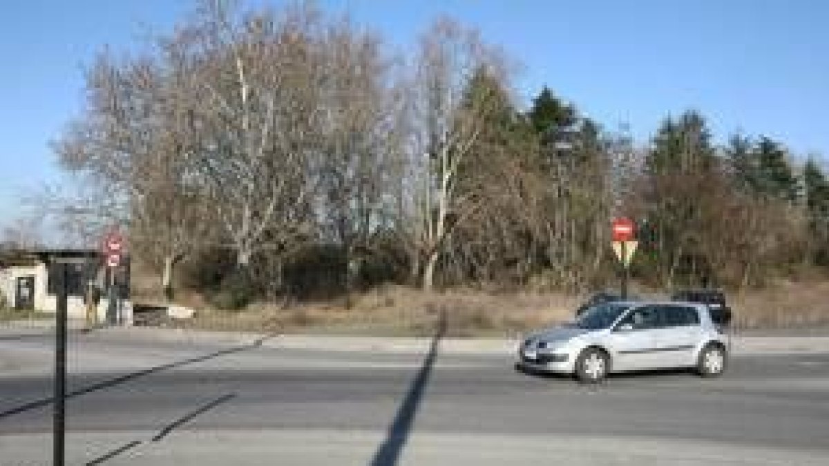 Suelo disponible para el parque, al final de avenida de los Escritores