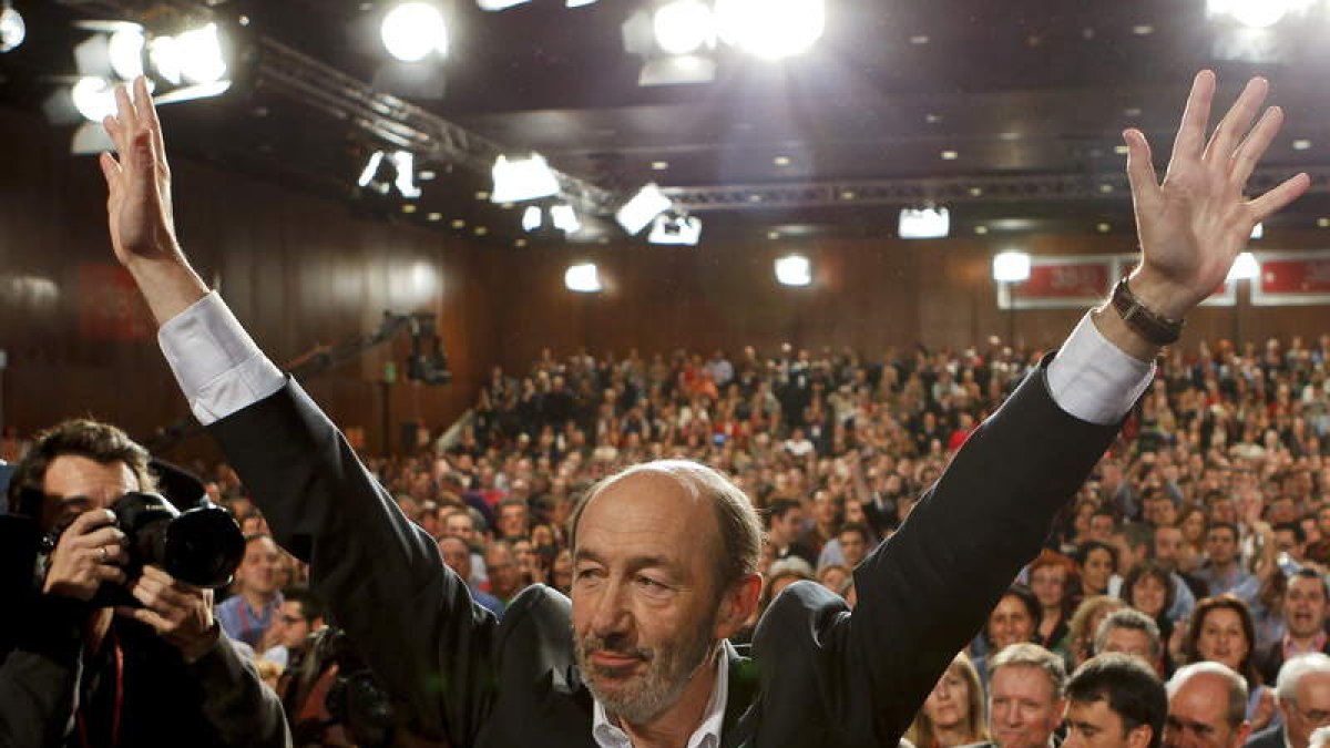 Alfredo Pérez Rubalcaba saluda después de ganar la Secretaría General Socialista en el Congreso de Sevilla.