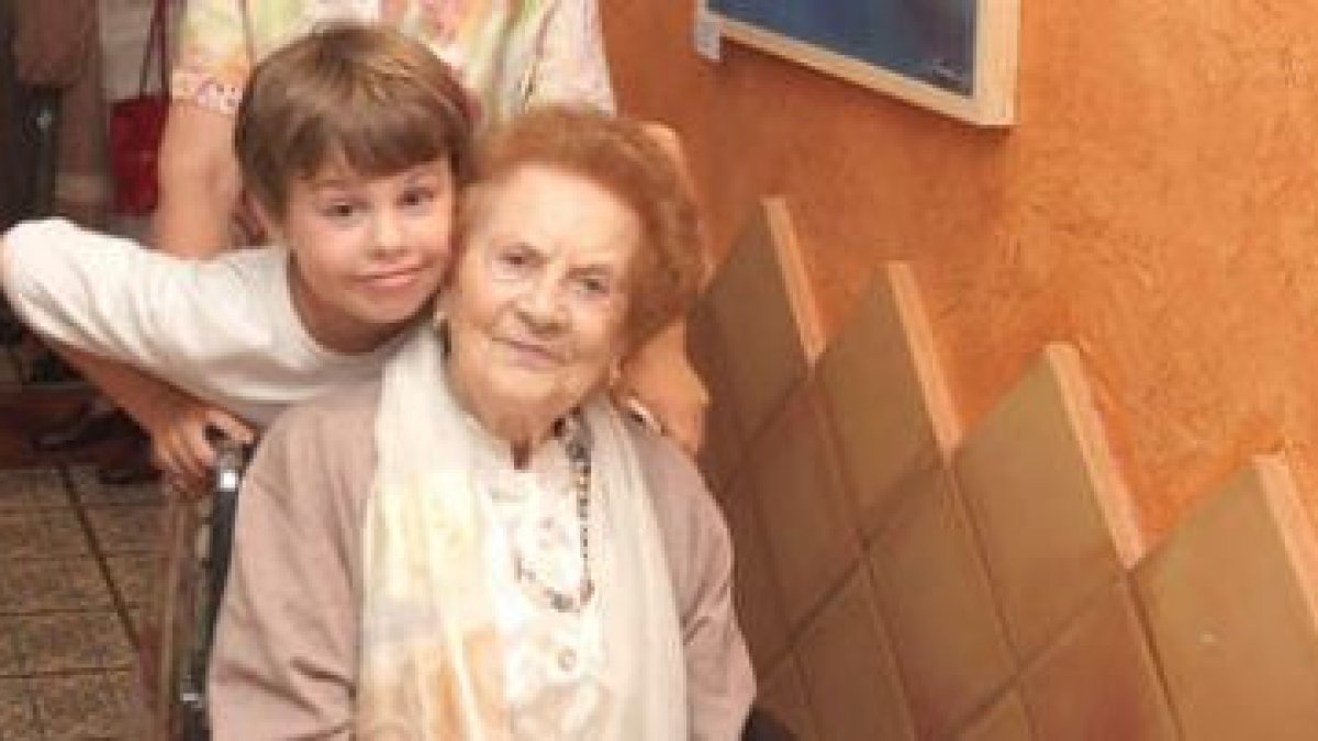 Guadalupe Mencía junto con su bisnieto en la celebración del cumpleaños.