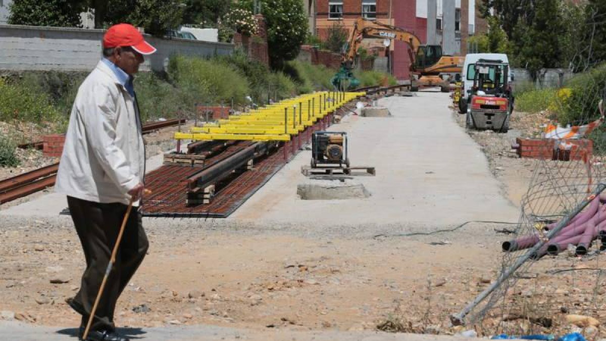 Las vías irán enchaquetadas entre el adoquinado, en lugar de colocadas sobre el balato como sucedía hasta ahora.