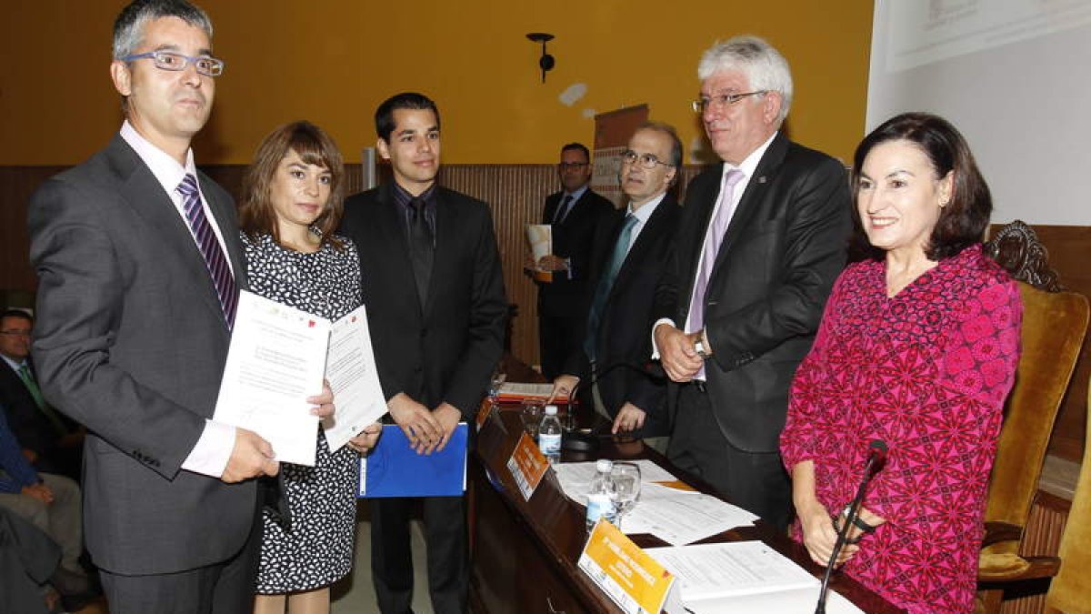 Octavio Pereira, Ana Isabel Fernández y Joaquín Barreiro muestran el premio.