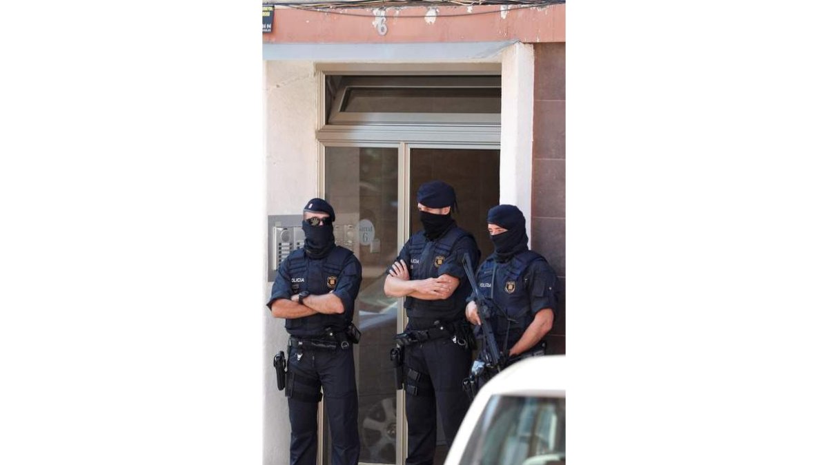 Mossos, en el edificio donde ocurrieron los hechos. ALEJANDRO GARCÍA