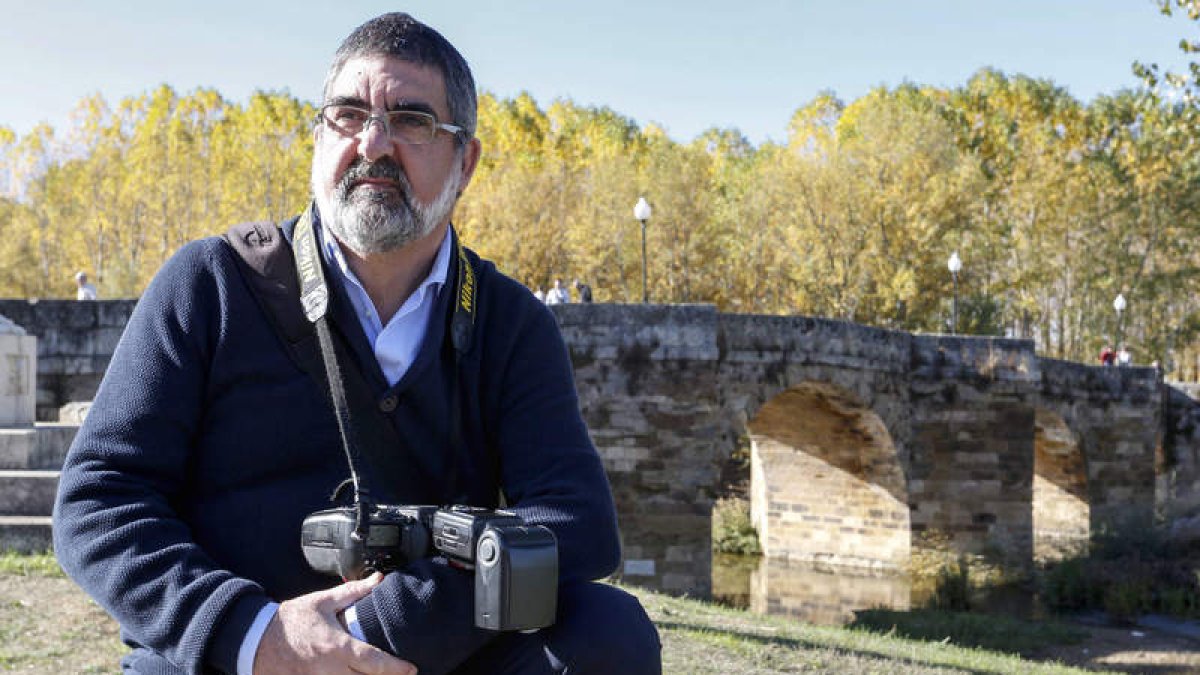 Acacio Díaz Alonso, encargado de continuar las enseñanzas fotográficas y humanas de su padre, Acacio Díaz Valdés. DL