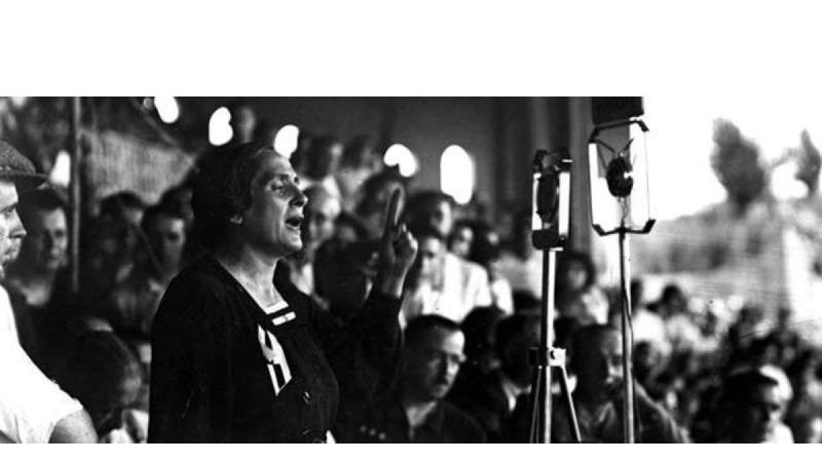 Pasionaria en un mitin en los años 30
