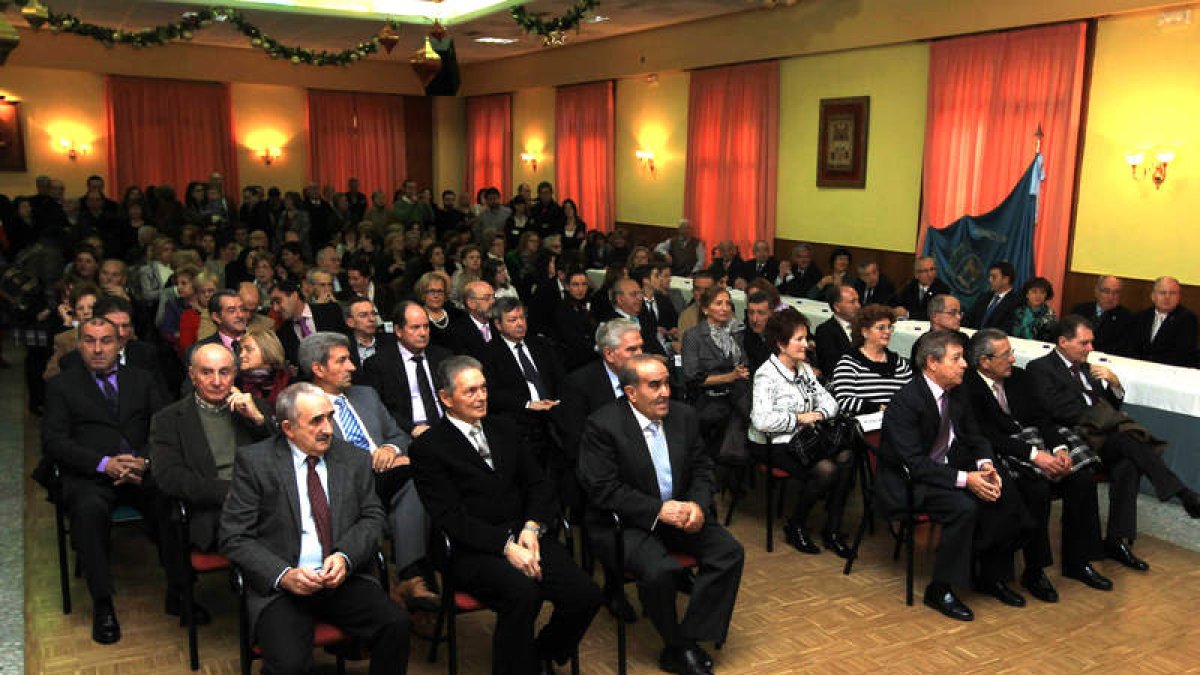 Acto de la entrega de medallas de La Obrera a otros socios .