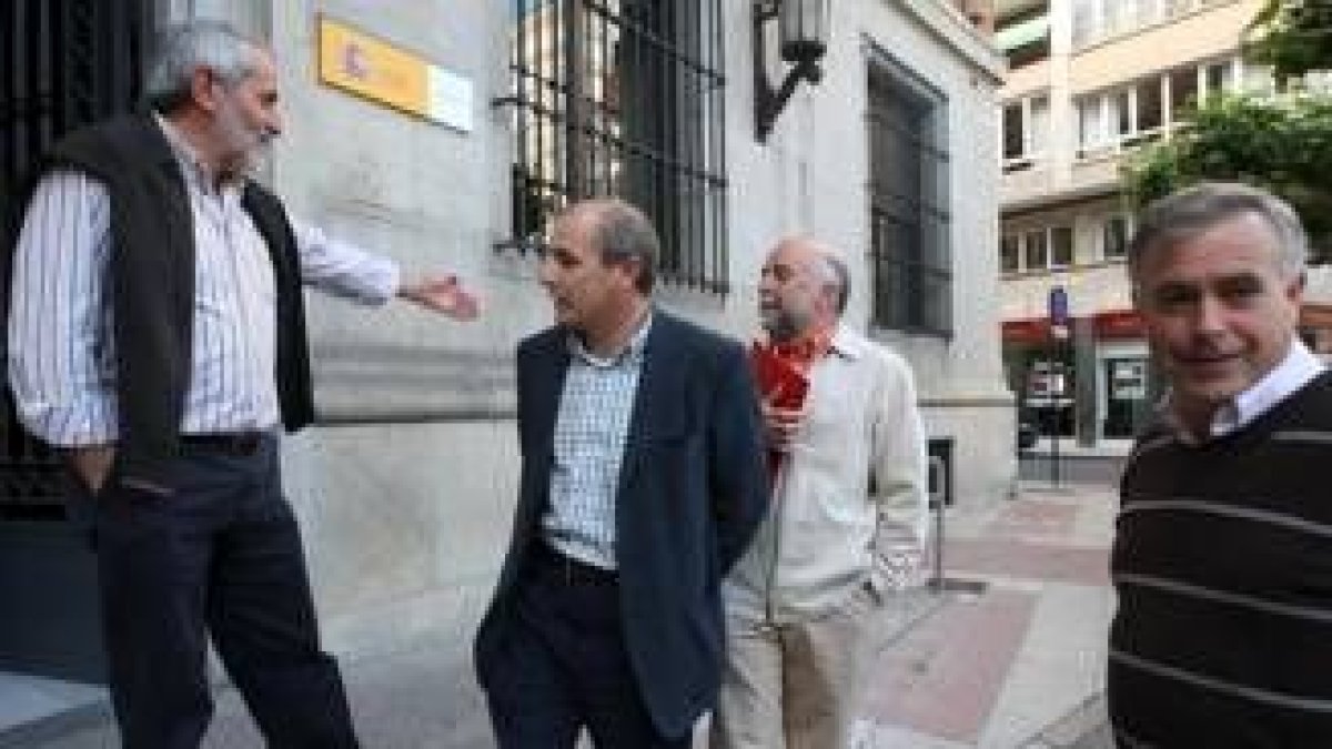 Un último repaso antes de acceder a las aulas para enfrentarse al examen de selectividad