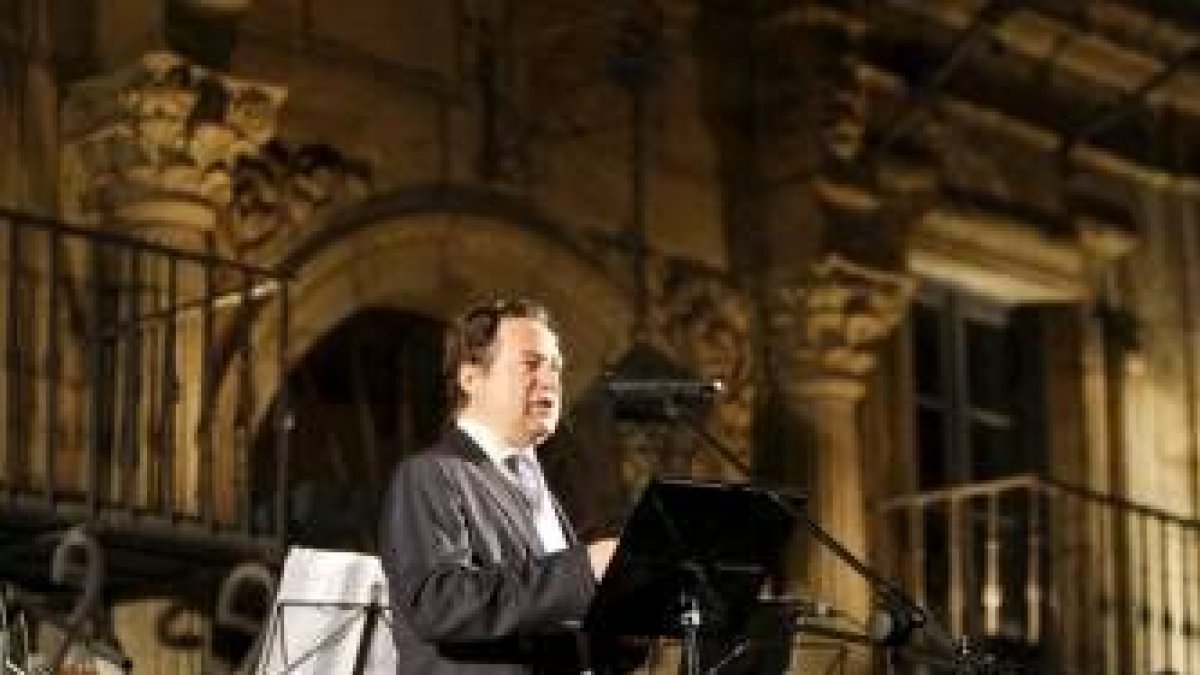 Alejandro Valderas disertó en el marco de la plaza Mayor, donde hoy se colocará una placa