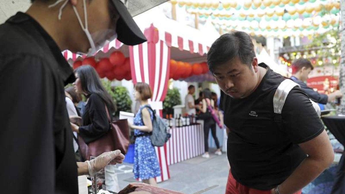 Un hombre a un cortador de jamón en Pekín. WU HONG