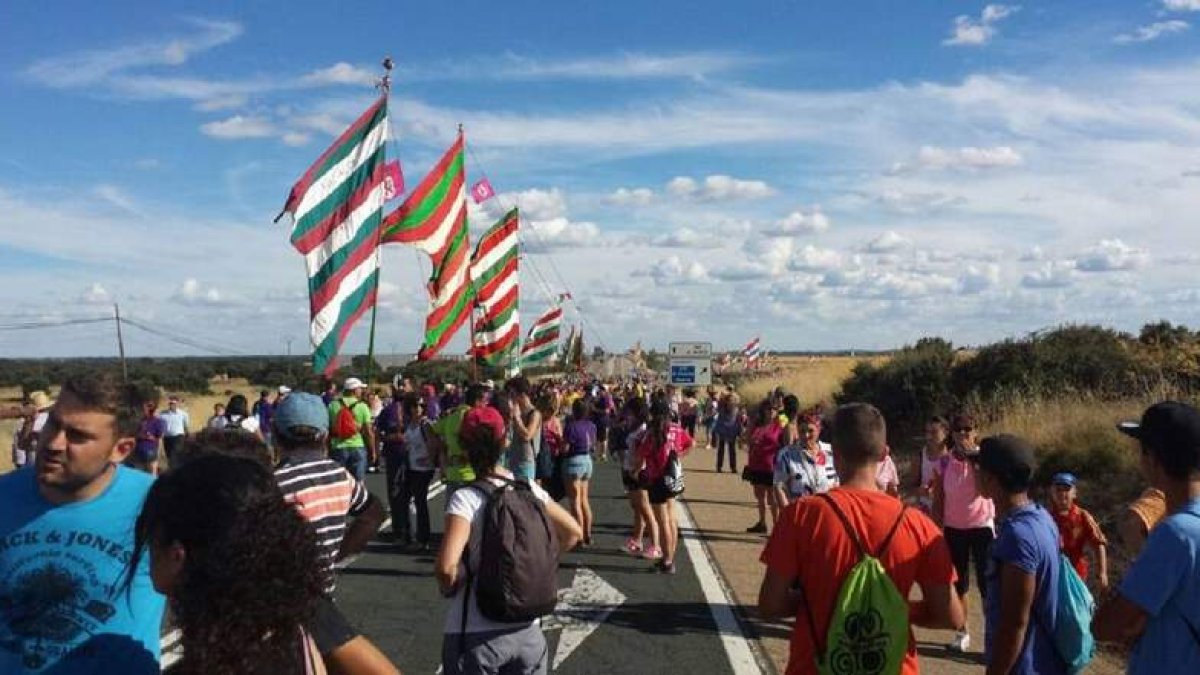 La falta de viento impidió que los pendones ondearan hasta llegar a la carretera N-VI.