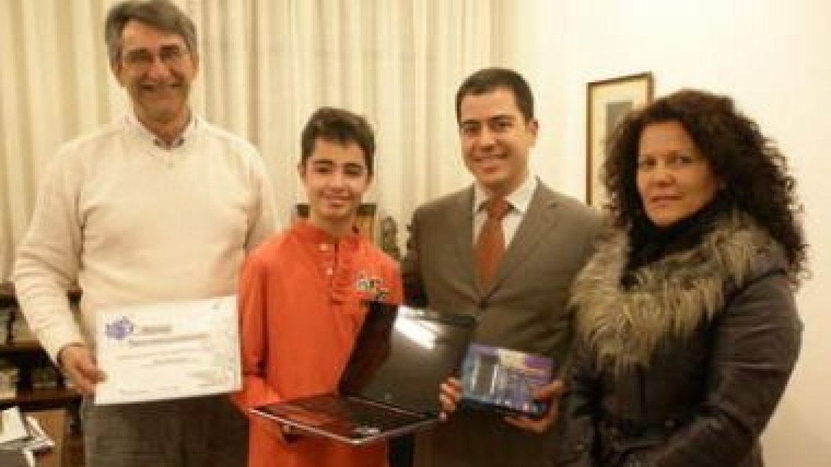 El alumno ponferradino, con su premio, un ordenador portátil.
