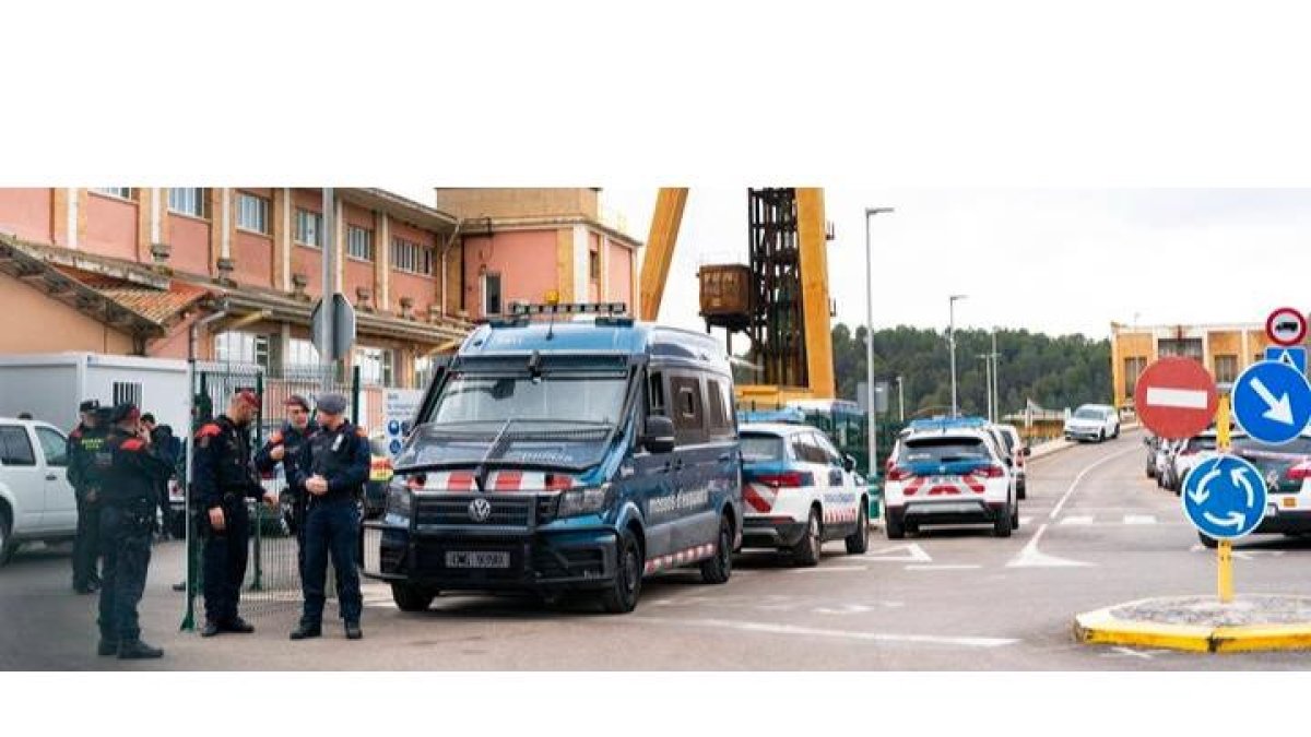 Los tres trabajadores que esta mañana han quedado atrapados a 900 metros de profundidad en una mina de potasa de Súria (Barcelona) de la empresa Iberpotash han muerto en el accidente. SIU WU