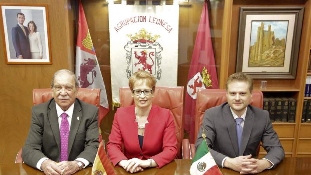 Díez, presidente de la Agrupación Leonesa, con Soto y Alberto Torío, responsable del proyecto en México