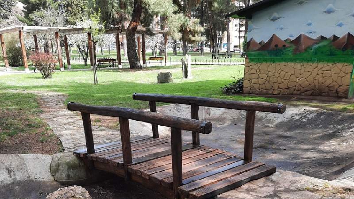 El puente del estanque, recuperado en el parque del Temple. DL