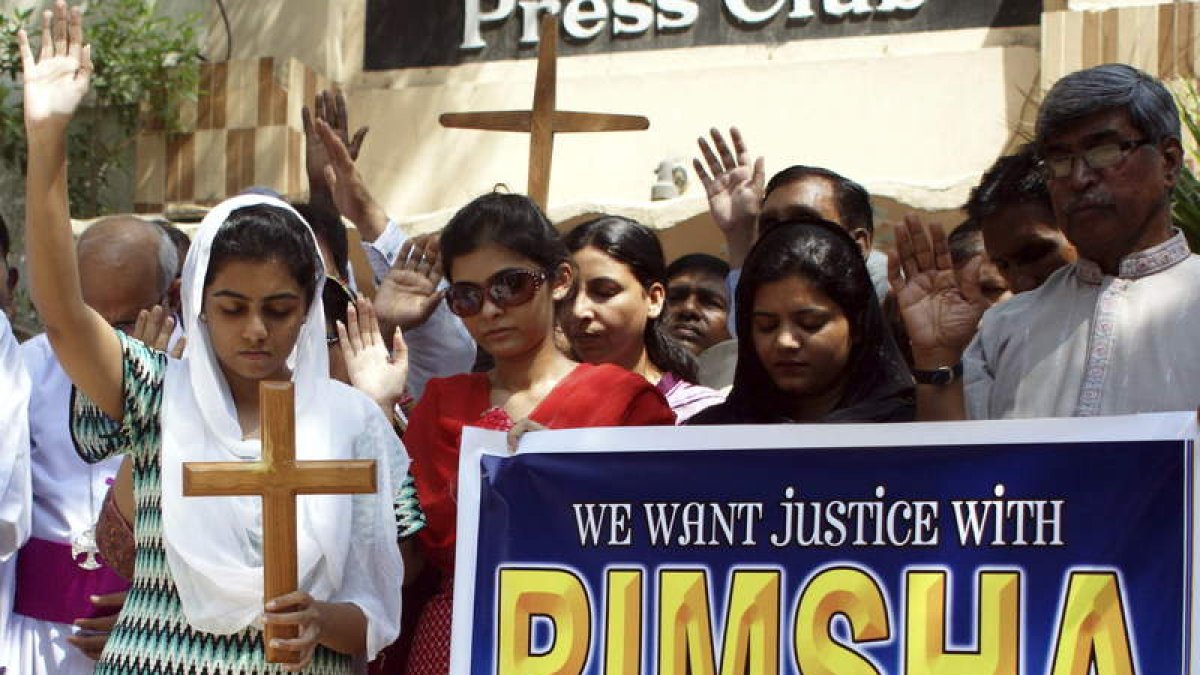 Un grupo de cristianos paquistaníes protesta por la detención de la niña Rimsha Masih.