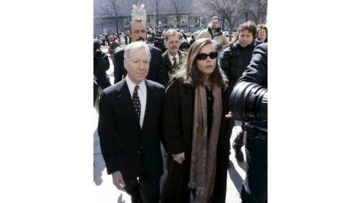 Libby sale del tribunal con su esposa, tras conocer el fallo