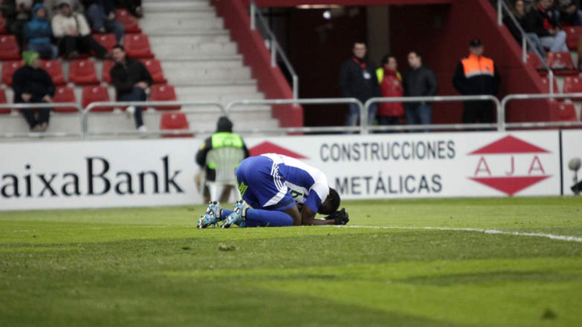 William Jebor se lamenta sobre el césped de Anduva después de fallar una clara ocasión que pudo suponer el empate para la Ponferradina ante el Mirandés. PAULINO ORIBE