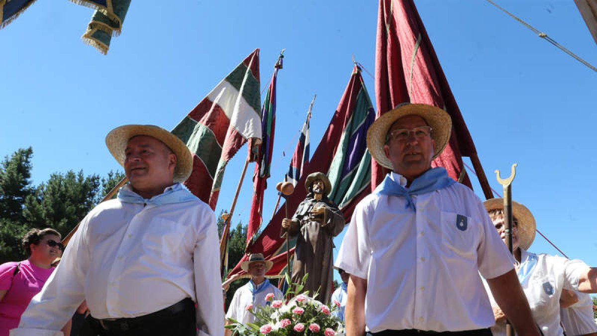 Los romeros portaron al imagen del santo hasta la Cuesta flanqueada por pendonetas. BARREDO