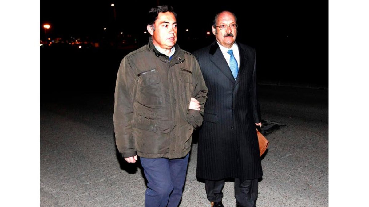 Barazón, a la salida de prisión junto a su exabogado. RAQUEL P. VIECO