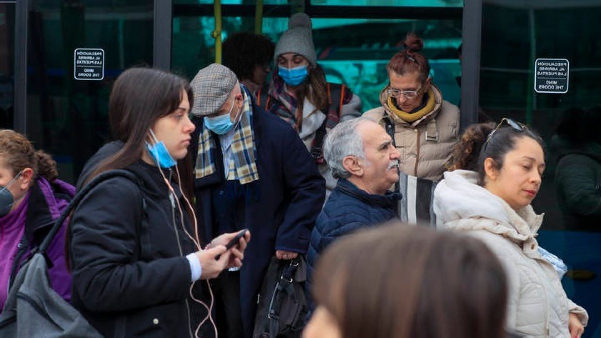 La mascarilla ya no es obligatoria en el transporte público. FERNANDO ALVARADO