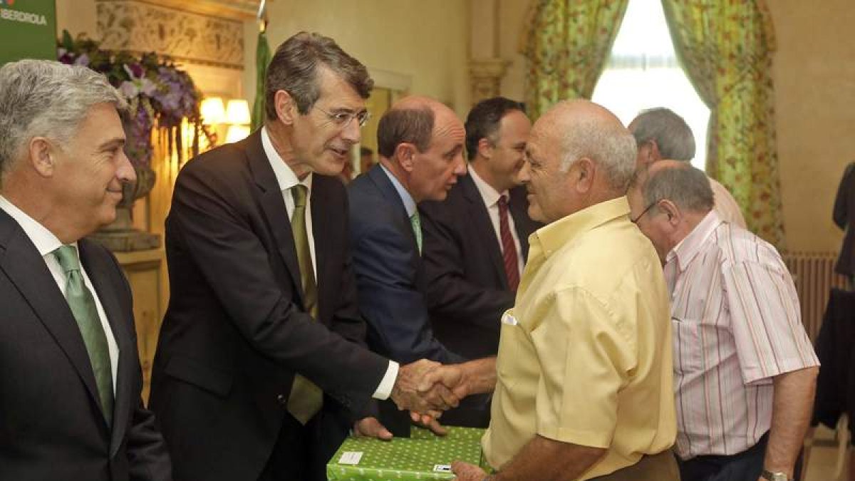 Fernando Becker, agradeciendo el compromiso y dedicación a los 150 homenajeados.