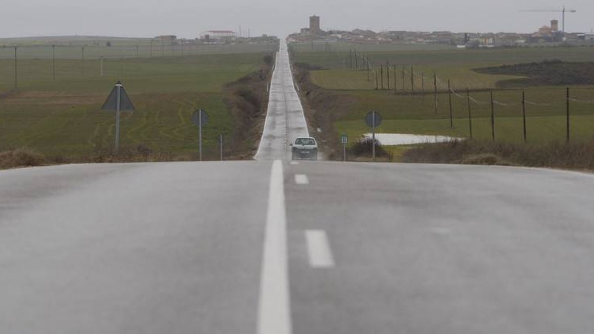 Un coche circulando por una de las carretera de la provincia