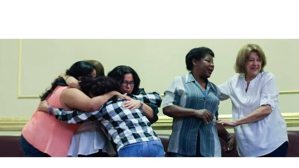 Líderes de las trabajadoras del hogar se abrazan ayer en el Congreso. ZIPI