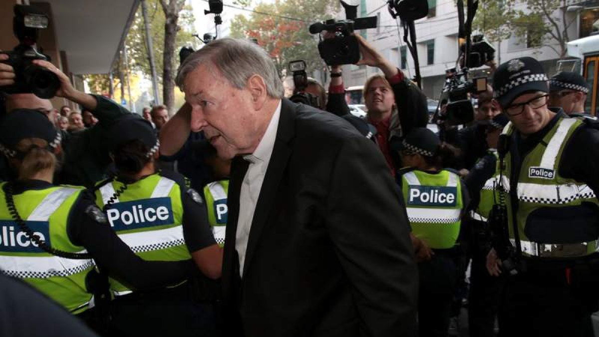 El cardenal George Pell llega al tribunal de Melbourne. JOE CASTRO
