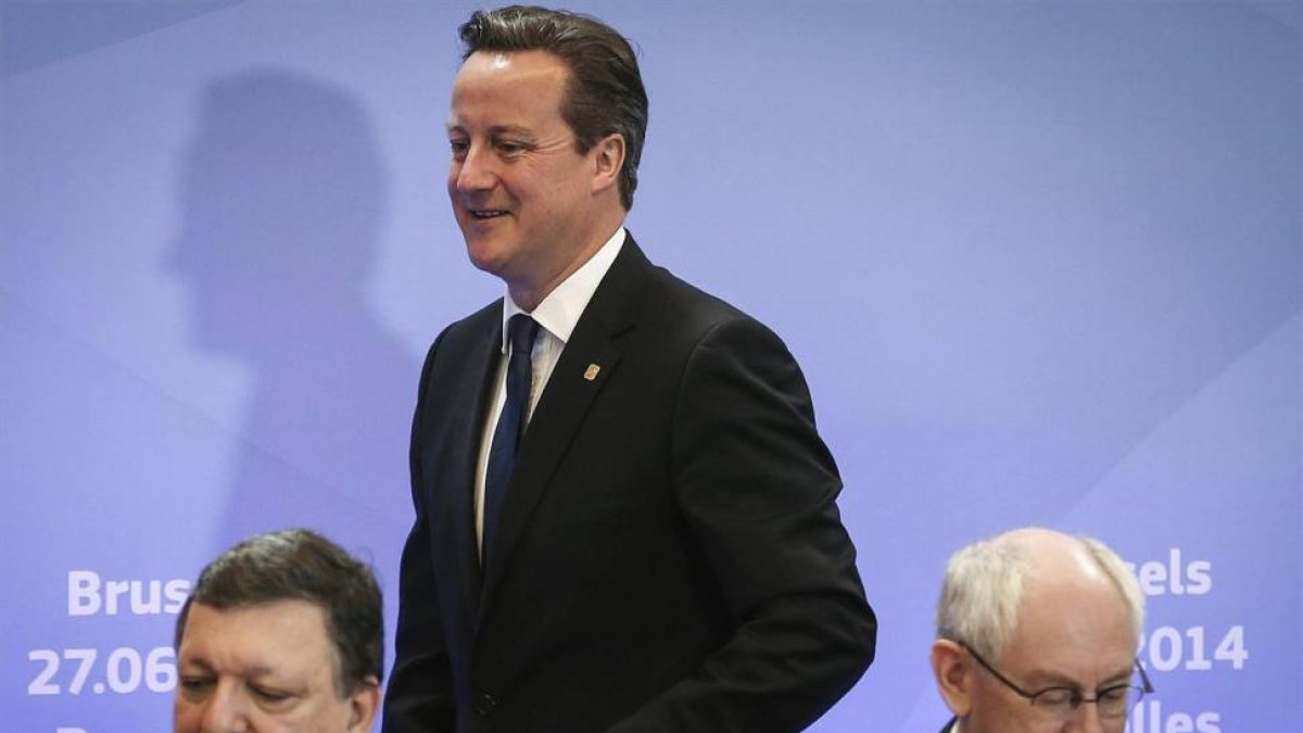 David Cameron de pie y Durao Barroso y Van Rompuy sentados en primer término.